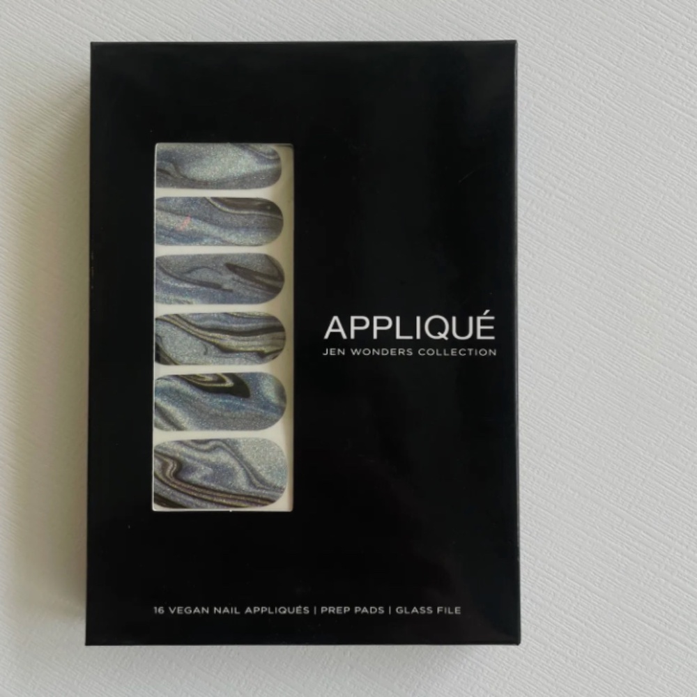 Applique Non Toxic Nail Applicator Stickers in Shade Obsidian